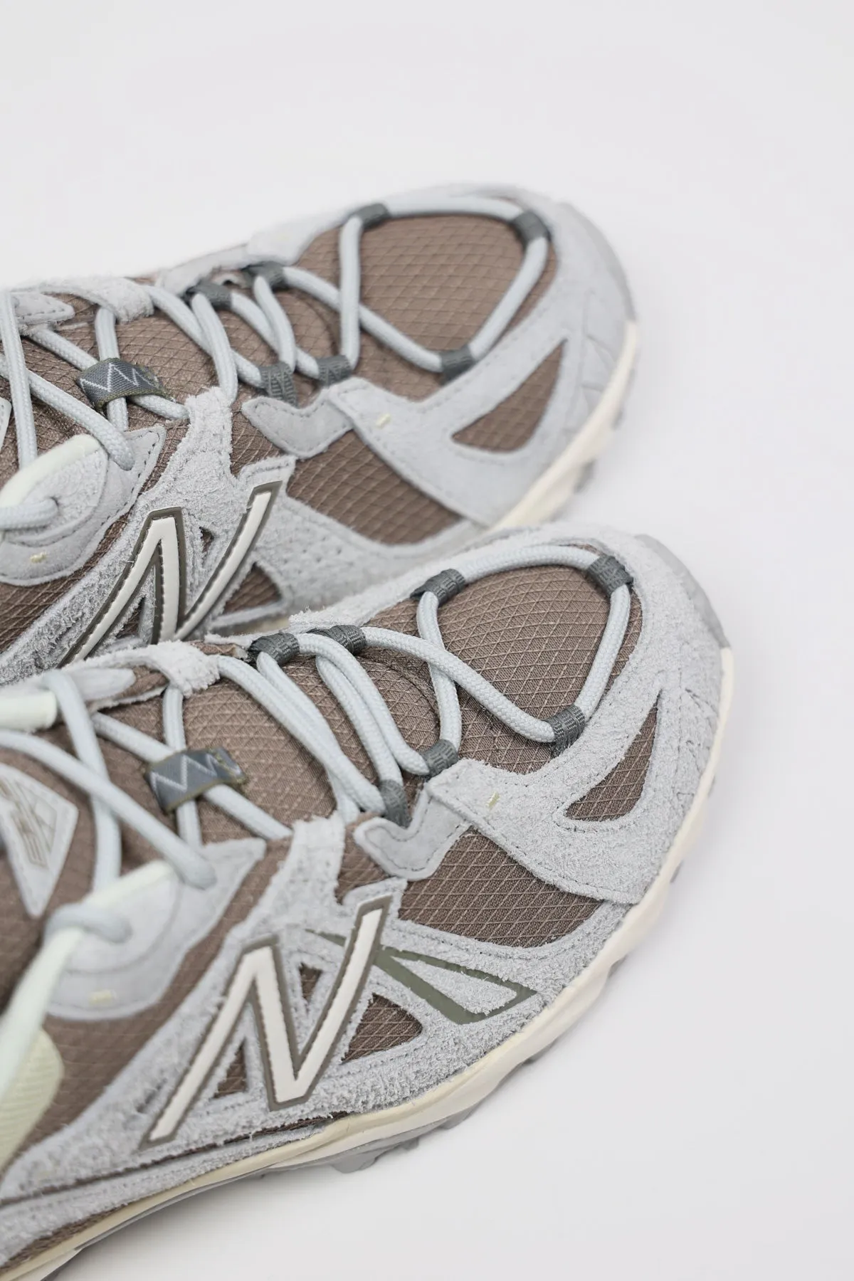 610v1 - Brighton Grey/Mushroom/Concrete