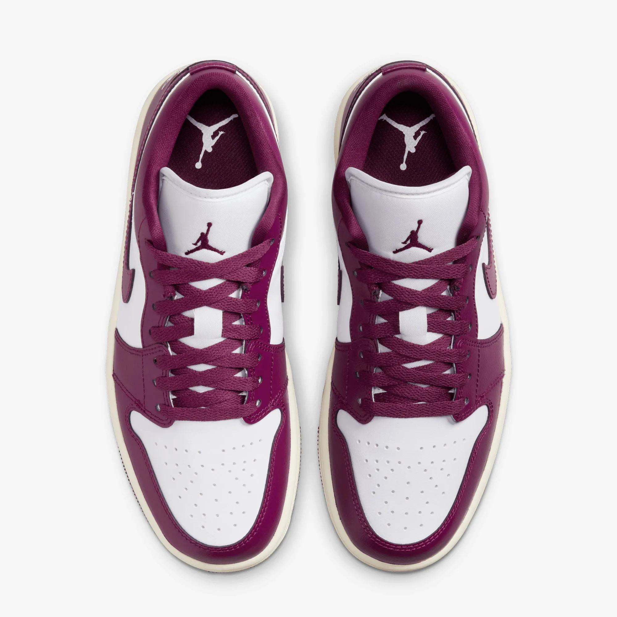 JORDAN | WMN'S AIR JORDAN 1 LOW { WHITE/BORDEAUX-SAIL