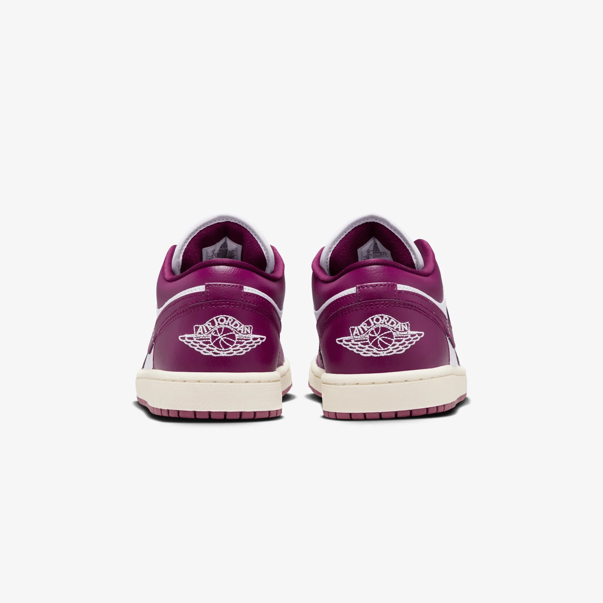 JORDAN | WMN'S AIR JORDAN 1 LOW { WHITE/BORDEAUX-SAIL