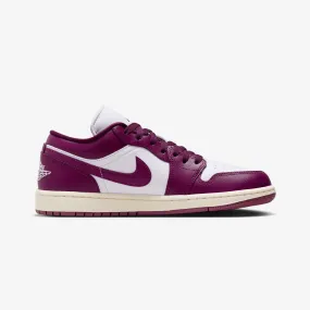 JORDAN | WMN'S AIR JORDAN 1 LOW { WHITE/BORDEAUX-SAIL