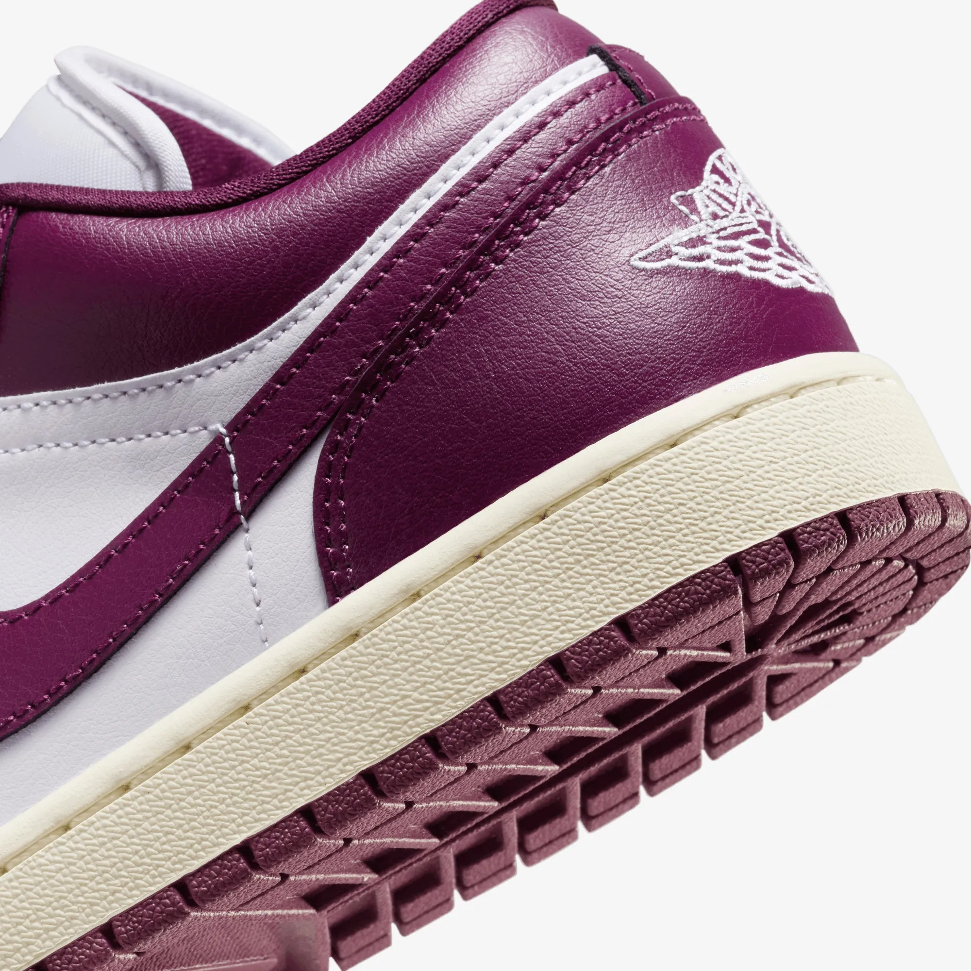 JORDAN | WMN'S AIR JORDAN 1 LOW { WHITE/BORDEAUX-SAIL