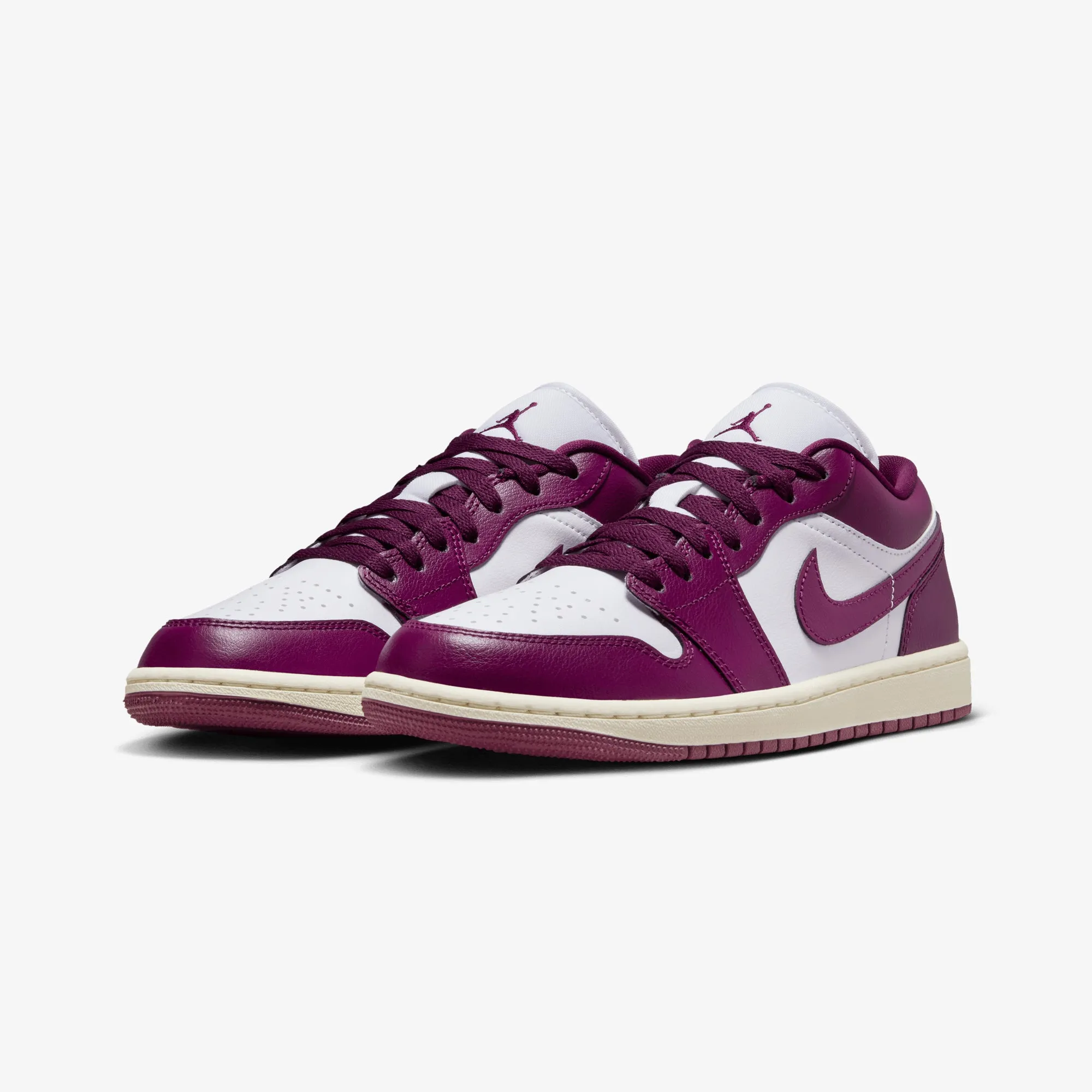 JORDAN | WMN'S AIR JORDAN 1 LOW { WHITE/BORDEAUX-SAIL