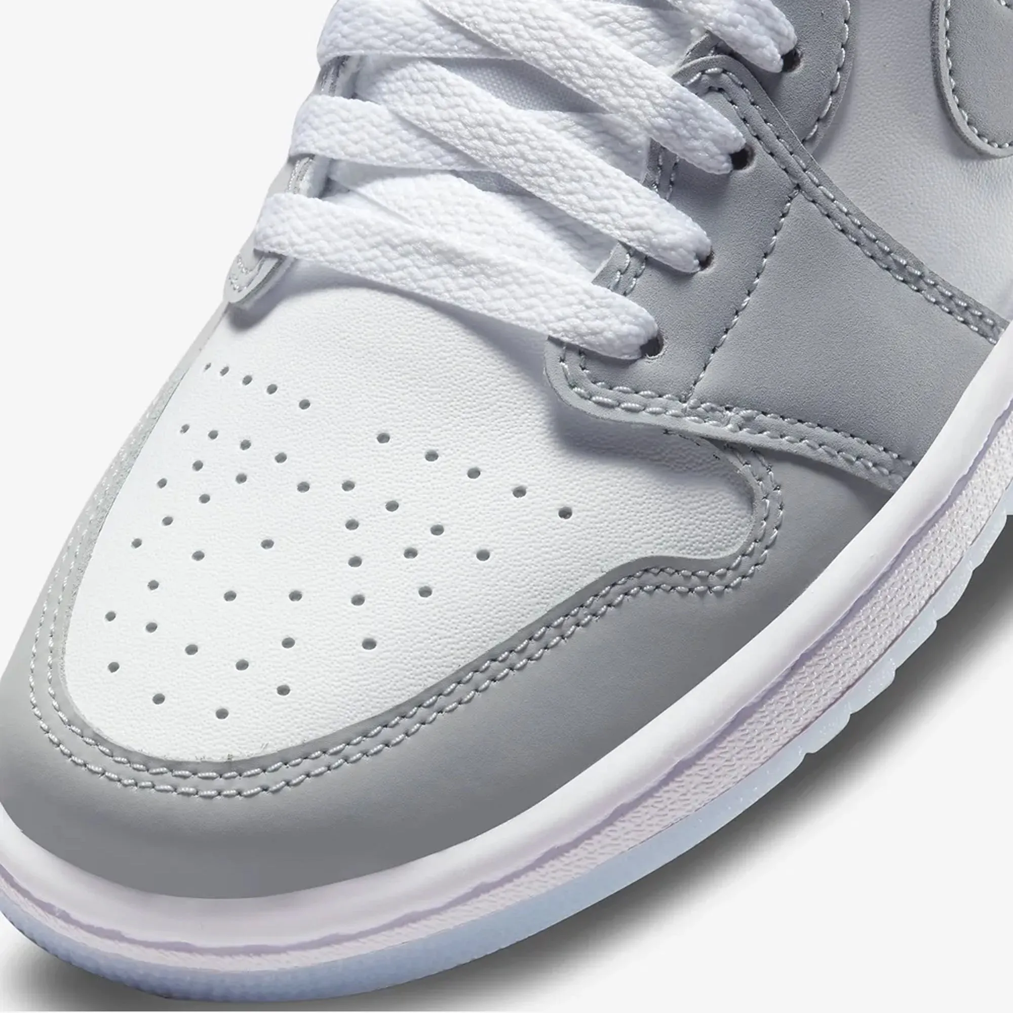 Jordan | WMN'S AIR JORDAN 1 LOW  { WHITE/WOLF GREY-ALUMINUM