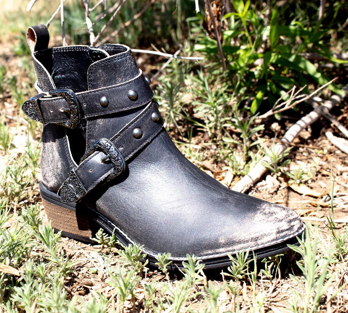 Very Volatile Yarrow Black Distressed Bootie